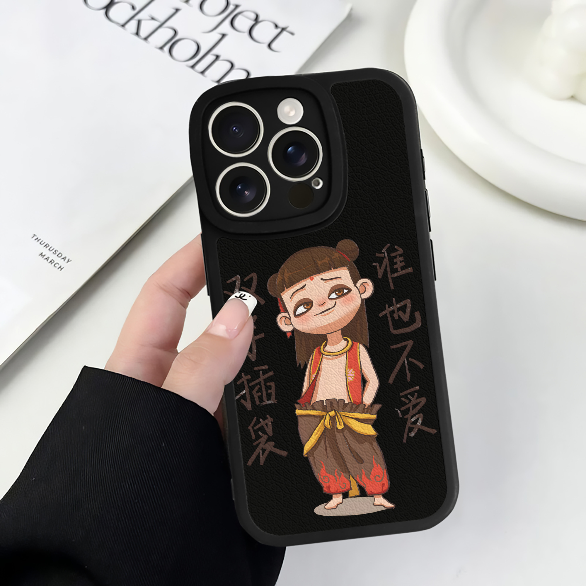 （画像用） Ne Zha 2 ナタ 魔童の大暴れ 【iPhone 16シリーズ対応】シリコンスマホケース（レザー調） 材質：シリコン